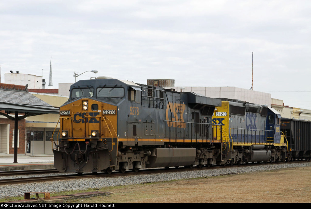 CSX 5278 leads train Q405 southbound